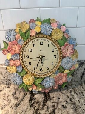 Vintage 70’s Syroco Wall Flower Clock 13x13 inches.